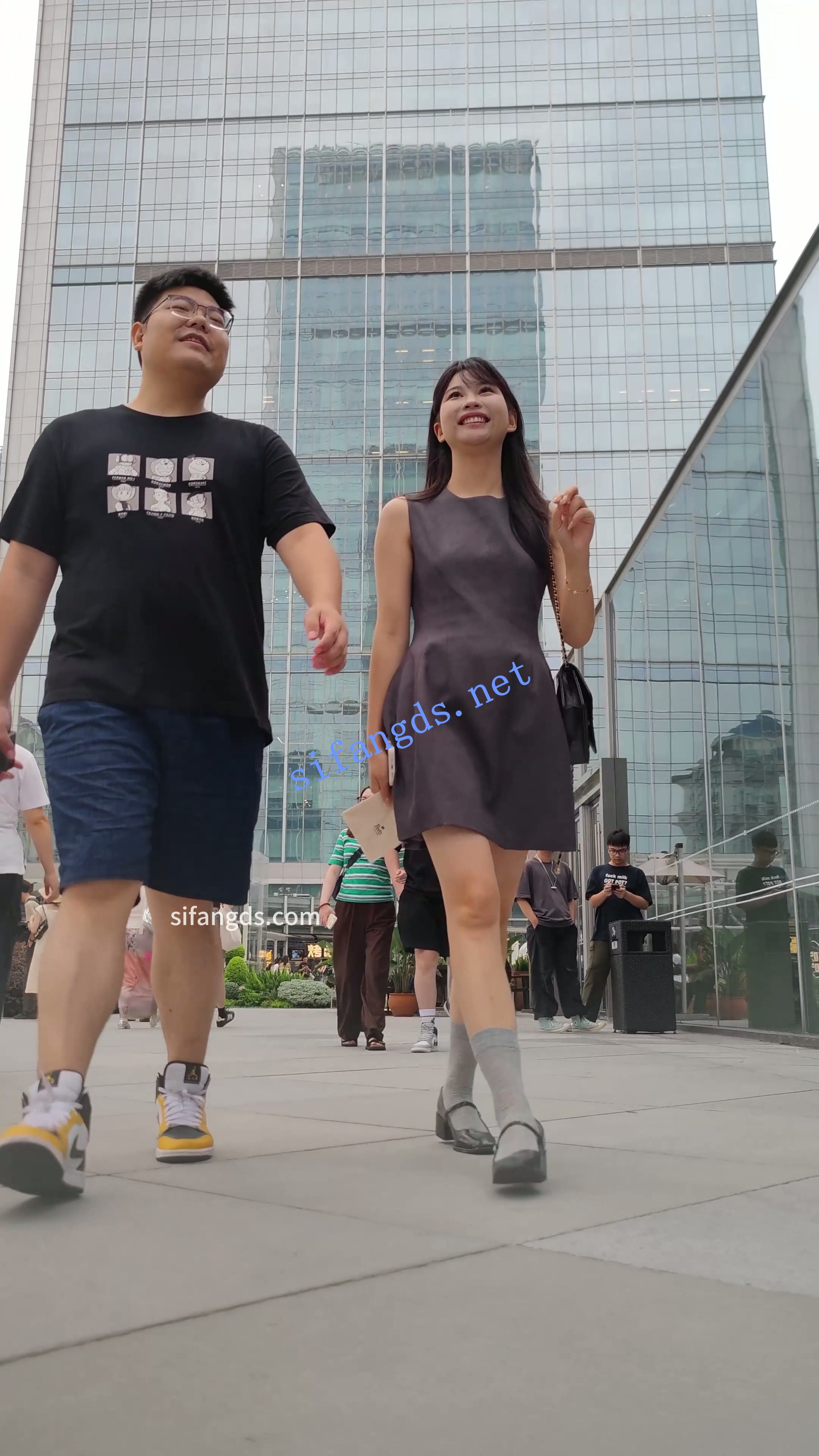 【8.18已补链】【CSCD】灰色连衣裙美女和朋友逛街，灰色内内