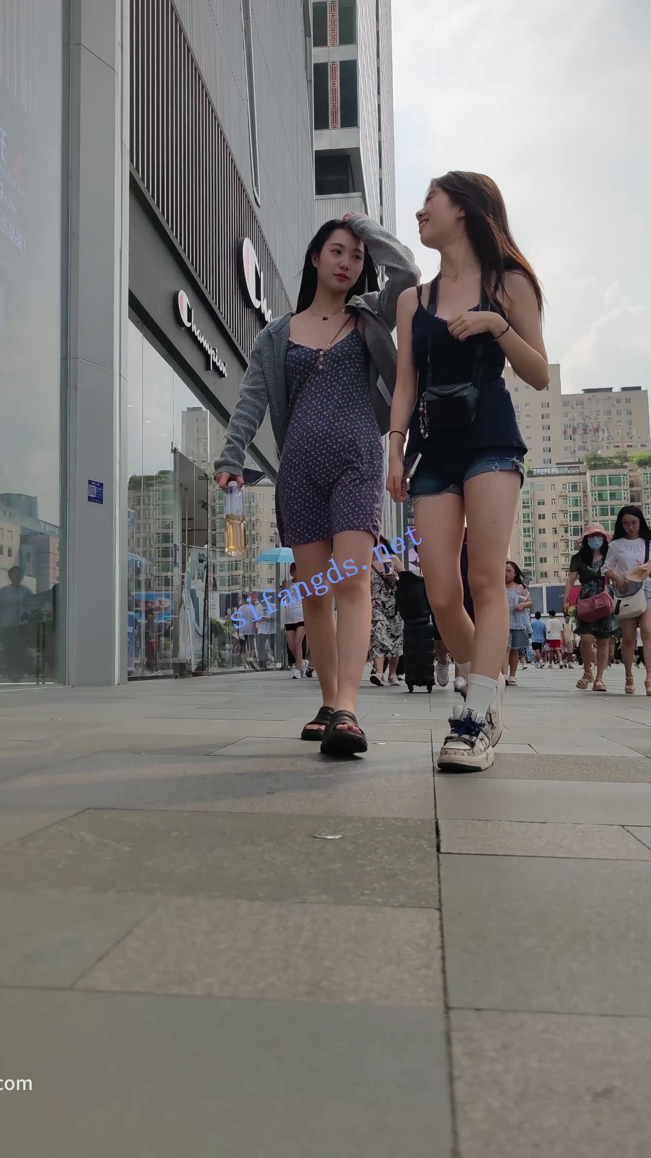 【8.18已补链】【CSCD】蓝色印花连衣裙小姐姐和闺蜜逛街，白色内内