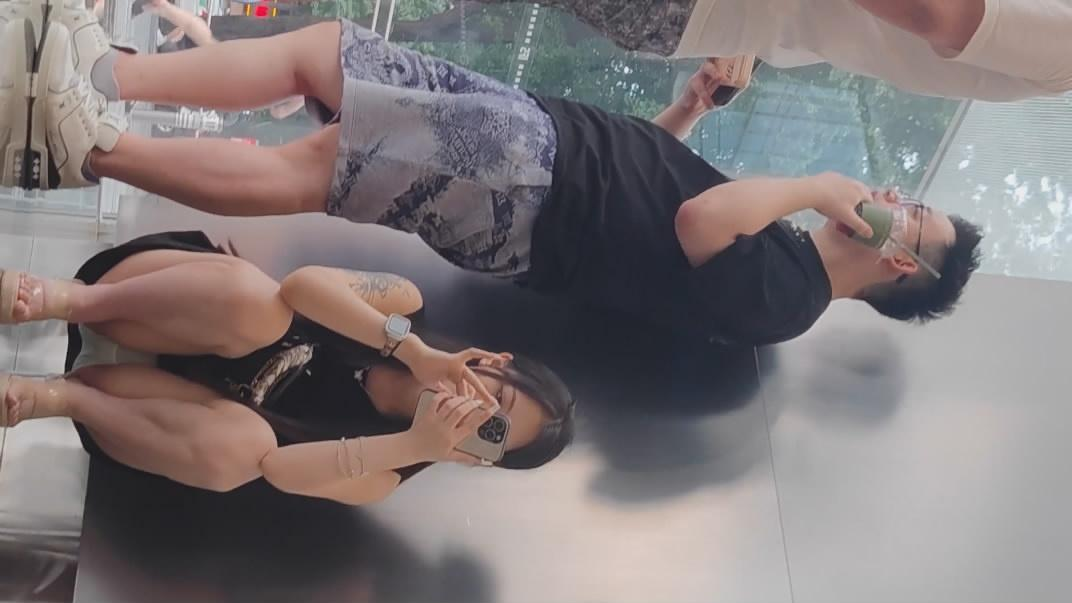 【8.18已补链】【CSCD】系列❤️黑色连衣裙极品美女和朋友出来逛街累了蹲着休息被抄底完美撅着屁股的角度半透明内裤