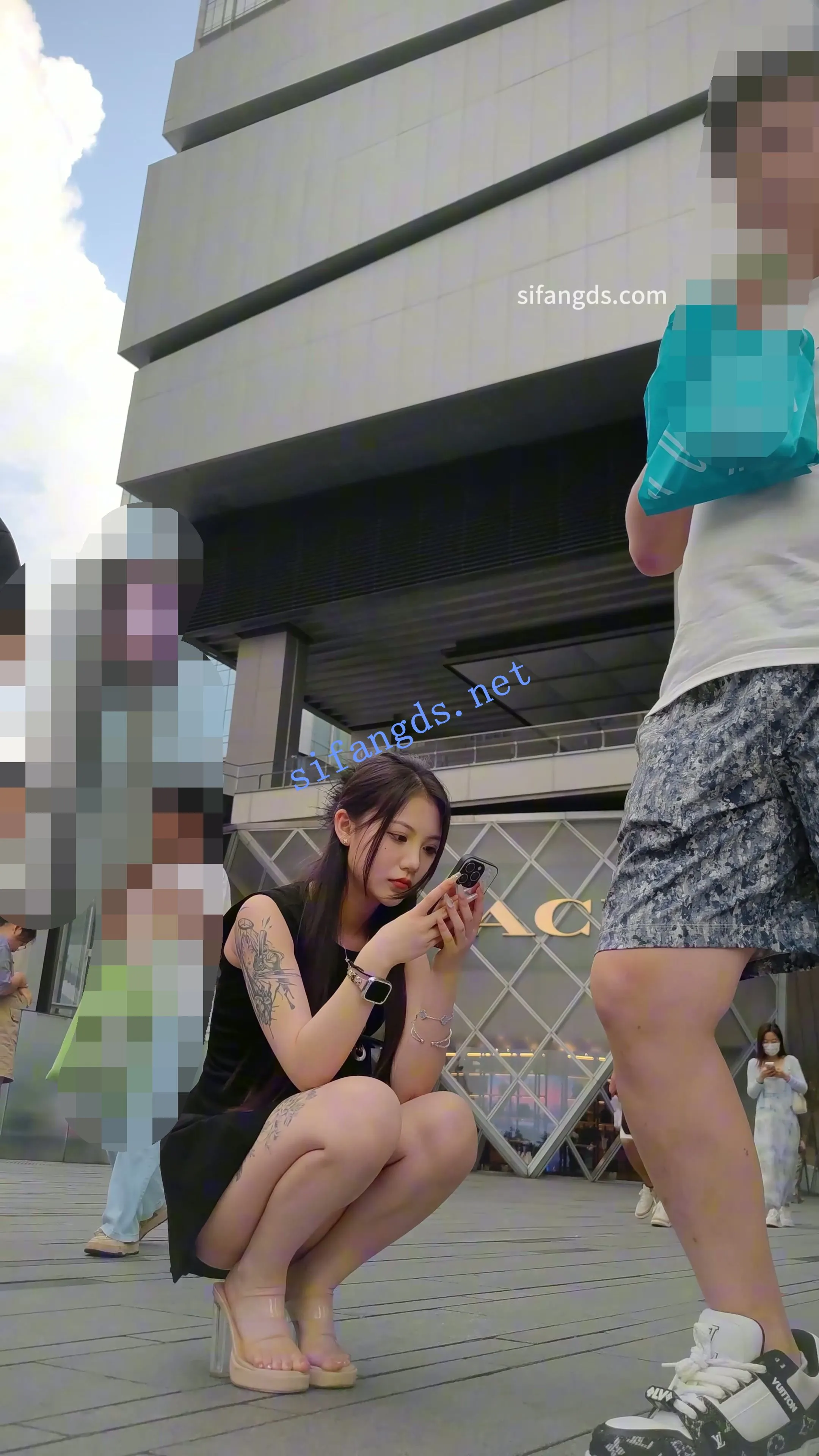 【8.18已补链】【CSCD】黑色连衣裙极品美女累了蹲着休息，屁股半透明内