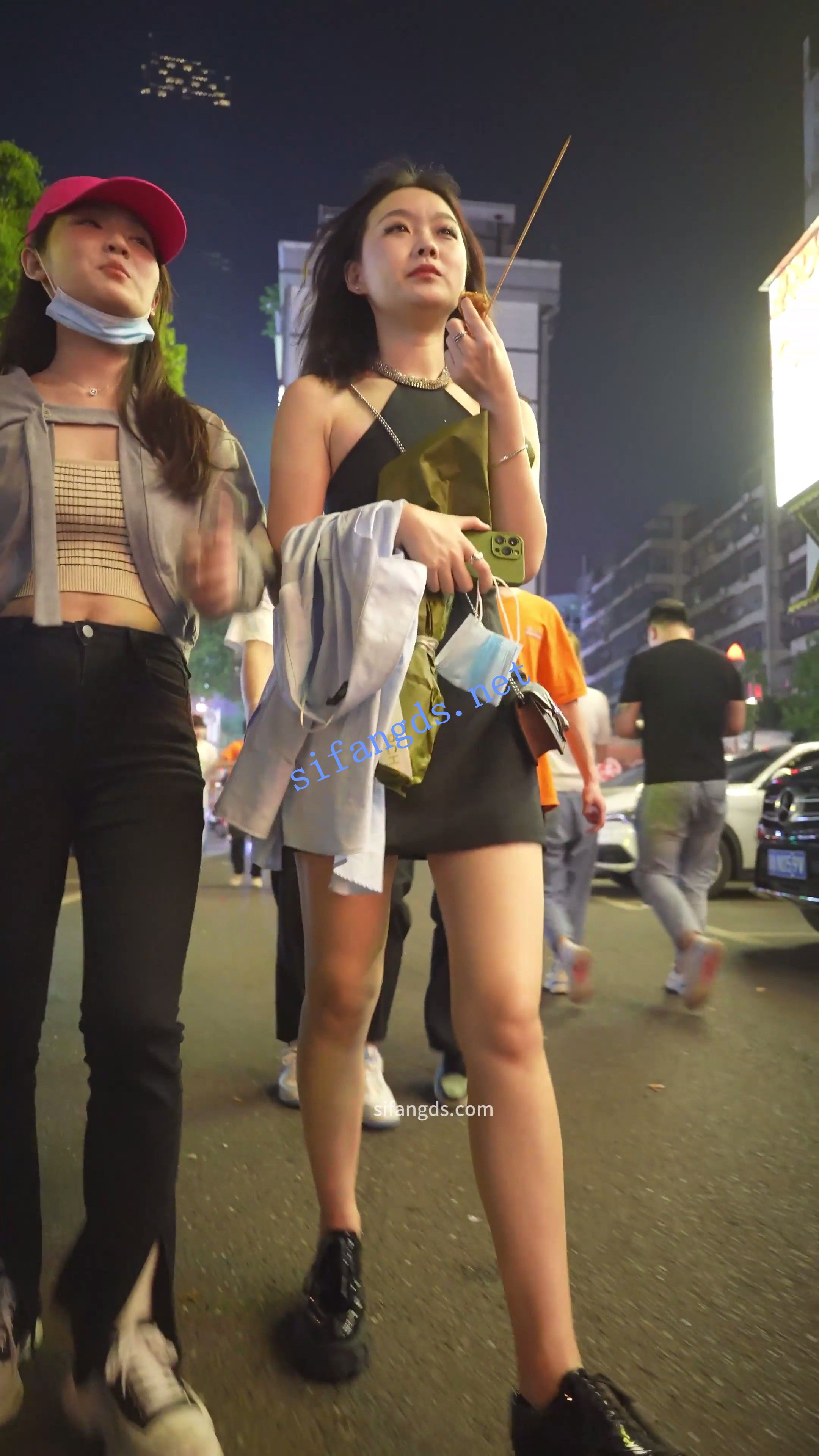 【8.14已补链】(BC-AA-579)黑色露肩裙靓女..逛街买小吃被前后CD窄内